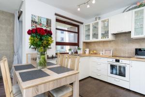 A kitchen or kitchenette at Elite Apartments by the River