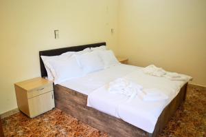 Una cama o camas en una habitación de Hotel Tedi