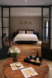 - une chambre avec un lit et une table avec de la nourriture et des boissons dans l'établissement Villa Pura Vida, à Courtrai