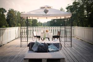 Balkón nebo terasa v ubytování Szafirowy Dwór Hotel & Restauracja
