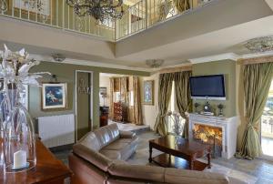 een woonkamer met een bank en een open haard bij Villa Living E-motion in Gournes