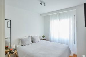 En eller flere senge i et værelse på Beachfront Resort Apartment + 12 billeder