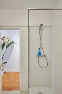 Et badeværelse på Beachfront Resort Apartment