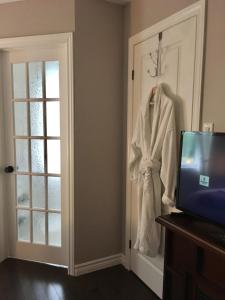 a robe hanging on a door in a room at Au Gré Du Temps - Gîte B&B in Shefford