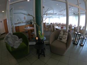 ein Restaurant mit 2 Stühlen, einem Tisch und einem Esszimmer in der Unterkunft Hotel Landgasthaus Schäferhof in Alsfeld