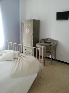 a small room with a bed and a refrigerator at La Perla delle 5 Terre in Vernazza