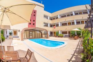 una piscina frente a un edificio en Blanco Apartment, en San Pedro del Pinatar