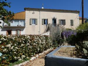 an old house with a garden in front of it at Clos du Magnolia in Causses-et-Veyran