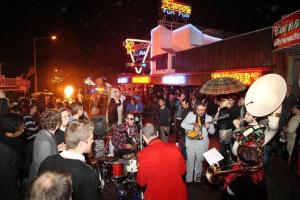 Une foule de gens debout dans une rue la nuit dans l'établissement Villa Quica, heated pool, à Albufeira