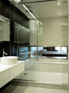 a bathroom with a glass shower and a sink at Sercotel El Encin Golf in Alcalá de Henares