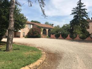 eine leere Einfahrt vor einem Haus in der Unterkunft Agriturismo Cipolli e Podò Corte Carlini in Mantua