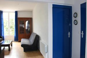 ロワイヤンにあるTout A Pied Au Coeur De Royanのリビングルーム(ソファ、青いドア付)