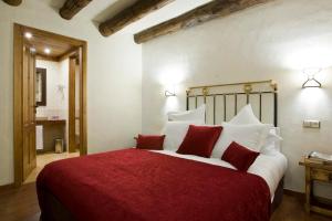En eller flere senge i et værelse på Apartaments Els Llacs