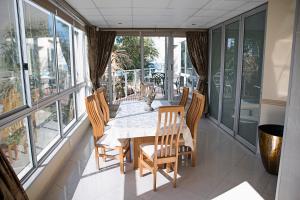 een eetkamer met een tafel en stoelen op een balkon bij RONDEVOUX 64 in Margate