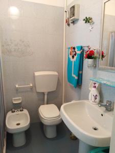 a small bathroom with a toilet and a sink at Stelle Sul Salento Holiday Home in Marina di Mancaversa