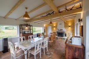 a kitchen and dining room with a table and chairs at Chalet BOGEMA - Sauna, BBQ & Jacuzzi in Beli Iskar