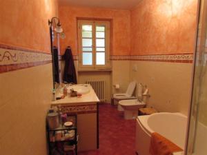 e bagno con vasca, servizi igienici e lavandino. di B&B da Michela a Perugia