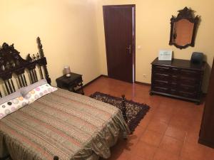 1 dormitorio con cama, tocador y espejo en Douro vineyards and Mountains, en Urgueira