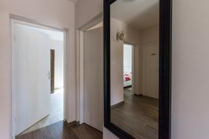 uno specchio con cornice nera in una stanza di Apartman "Babac" a Slunj