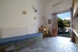 ein Wohnzimmer mit einem Sofa und einer Terrasse in der Unterkunft Nicolas Pension in Skyros