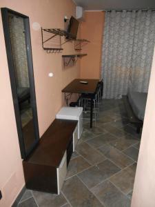 ein Esszimmer mit einem Tisch, Stühlen und einem Spiegel in der Unterkunft B&B Mazzini in Battipaglia