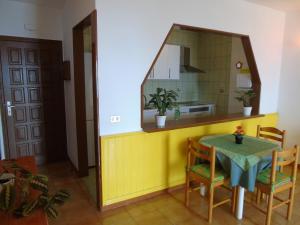 プエルト・デ・サンティアゴにあるChica, 1 bedroom flat with sea viewのダイニングルーム(テーブル、鏡付)