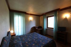 Tempat tidur dalam kamar di Hotel Panoramique