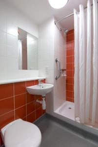 y baño con aseo, lavabo y ducha. en Britannia Edinburgh Hotel en Edimburgo