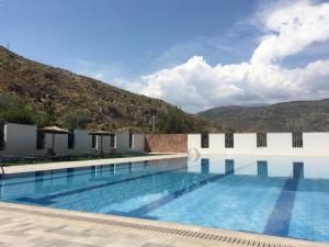 une piscine avec une montagne en arrière-plan dans l'établissement Casa Ken Holiday Home, à Grenade