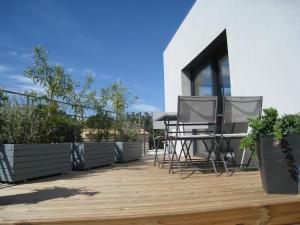 een patio met 2 stoelen en een tafel op een gebouw bij VILLA M&M in La Seyne-sur-Mer