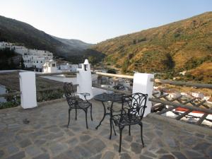 - 2 chaises et une table sur une terrasse avec vue dans l'établissement Casa Ken Holiday Home, à Grenade