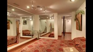 Cette chambre comprend des miroirs, un lit et un canapé. dans l'établissement Affordable Luxury Mansion, à Quincy