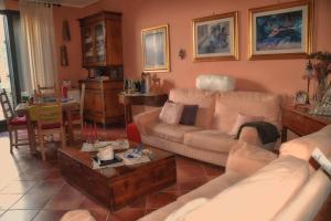 uma sala de estar com um sofá e uma mesa em B&B Casa Margherita em Taormina
