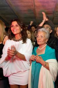 two women are standing in a crowd of people at Eco del Mare in Lerici