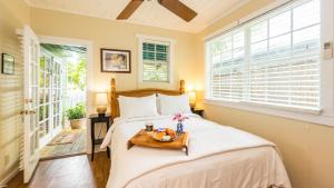 una camera da letto con un letto con sopra un vassoio di frutta di L'Habitation Guesthouse- Adult Exclusive a Key West