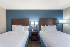 Postel nebo postele na pokoji v ubytování AmericInn by Wyndham Mankato Event Center near MSU