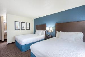 Postel nebo postele na pokoji v ubytování AmericInn by Wyndham Mankato Event Center near MSU