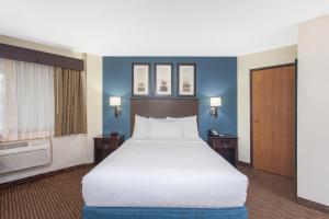 Postel nebo postele na pokoji v ubytování AmericInn by Wyndham Mankato Event Center near MSU