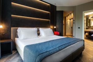 Un pat sau paturi într-o cameră la Maranello Palace