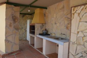 ビニュエラにあるvilla Cerro Gusの石壁のキッチン