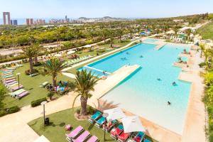 een uitzicht over een zwembad met mensen in een resort bij Grand Luxor Hotel in Benidorm