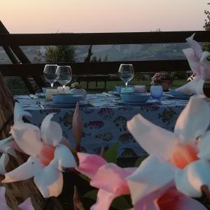 Un restaurante o sitio para comer en CasaBella Casale immerso nel verde