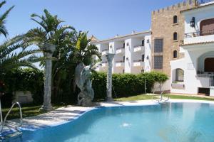 Bazén v ubytování Hotel Pozo del Duque nebo v jeho okolí