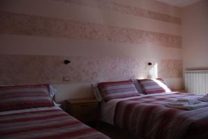 Postel nebo postele na pokoji v ubytování Hotel Iscla + 36 fotografií