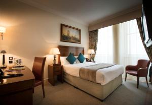 Cama ou camas em um quarto em The Royal Horseguards Hotel, London