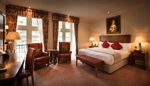 Cama ou camas em um quarto em The Royal Horseguards Hotel, London