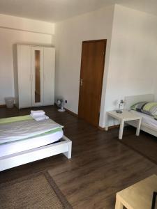ein Wohnzimmer mit 2 Betten und einem Tisch in der Unterkunft Hotel Europa in Mönchengladbach
