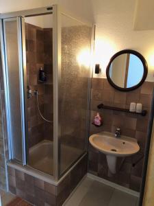 uma casa de banho com um chuveiro e um lavatório. em Hotel Europa em Mönchengladbach