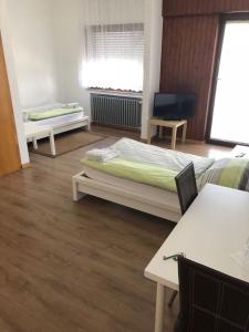 1 dormitorio con 1 cama, 2 mesas y TV en Hotel Europa en Mönchengladbach