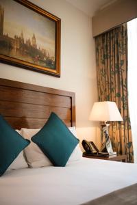 Cama ou camas em um quarto em The Royal Horseguards Hotel, London